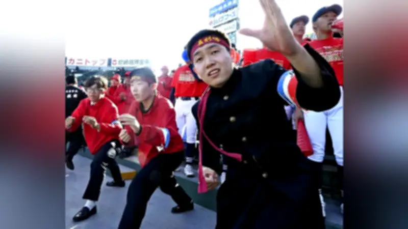 三重高校野球応援団長、指先まで意識した演舞で後輩と甲子園を盛り上げる