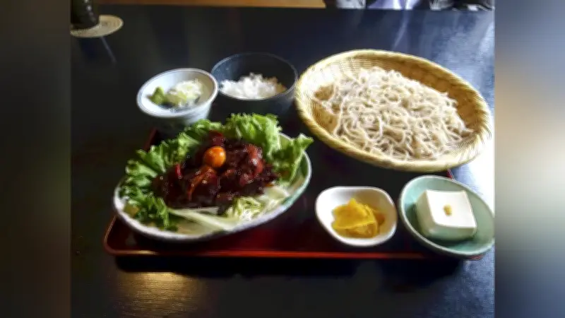 甲府鳥もつ煮：戦後生まれの甘辛グルメが令和でも愛される理由