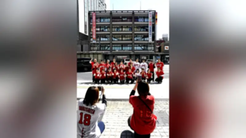 広島カープ応援！もみじ銀行の窓に巨大カープ坊や装飾「勝利持って鯉」