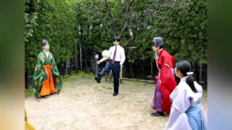 悠仁さまが蹴鞠体験と雅楽楽器試奏、宮内庁が伝統文化学習の写真を公表
