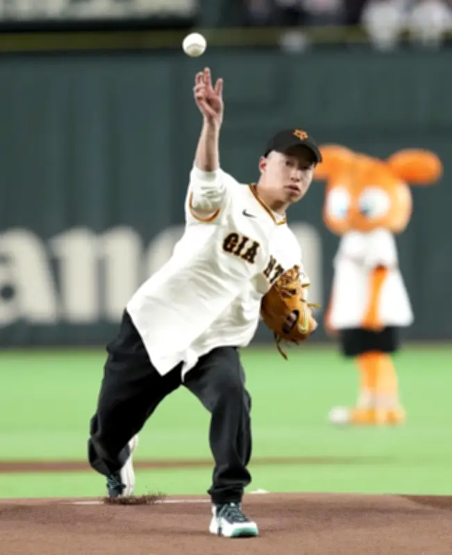 木村葵来が始球式で笑顔　ベッツ影響の丸刈りで「もっと速い球を」