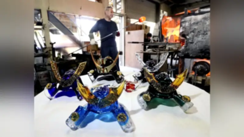 端午の節句へガラス兜作り本格化 福岡・宗像の工房で戦国武将の定番人気