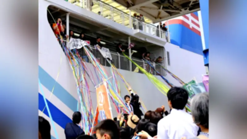 転勤で島を出る教諭に「先生ありがとう」 壱岐の港でフェリー見送り、テープ握り別れ惜しむ