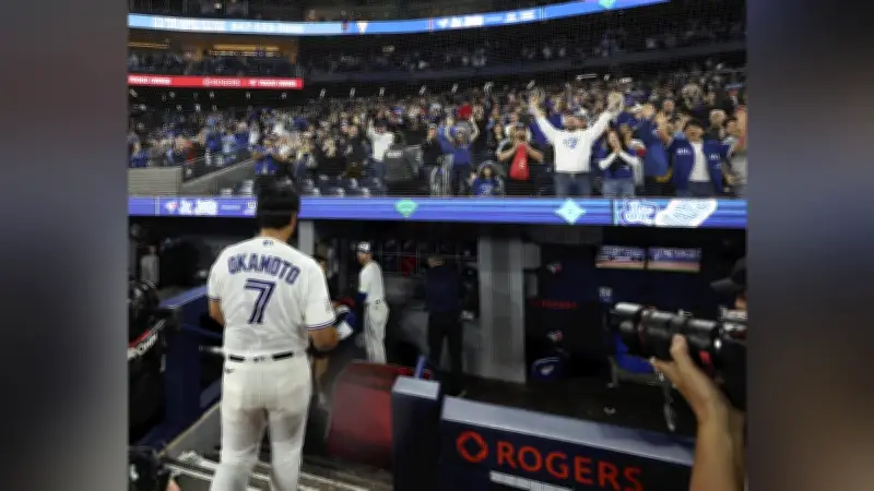 岡本が待望の初本塁打を放つ、ブルージェイズファンが熱狂の声援