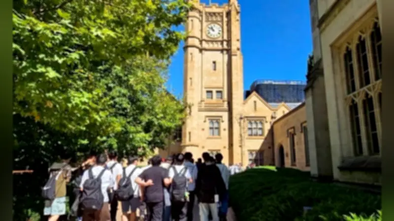 帝京八王子高校生が豪州修学旅行でコアラ触れ合いや名門大学見学を体験