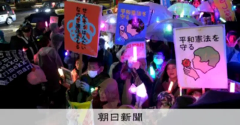 雨の国会前を埋めたペンライトの光　改憲反対だけではない参加者の多様な思い