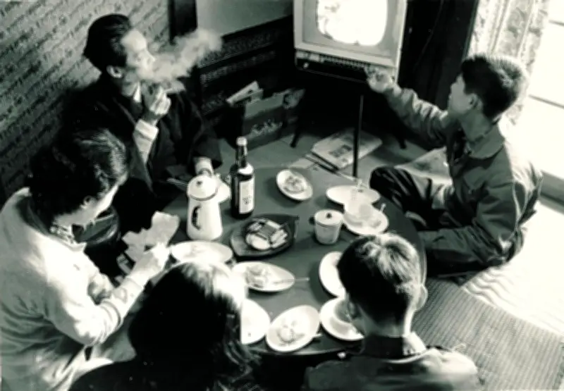 朝永振一郎の素顔 酒好きのノーベル賞学者、家庭でのくつろぎの一瞬