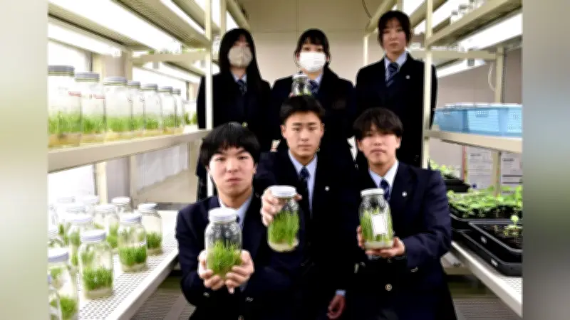 幻の花ミチノクヒメユリ、高校生のアイデアで美容液に 化粧品大手が発売へ