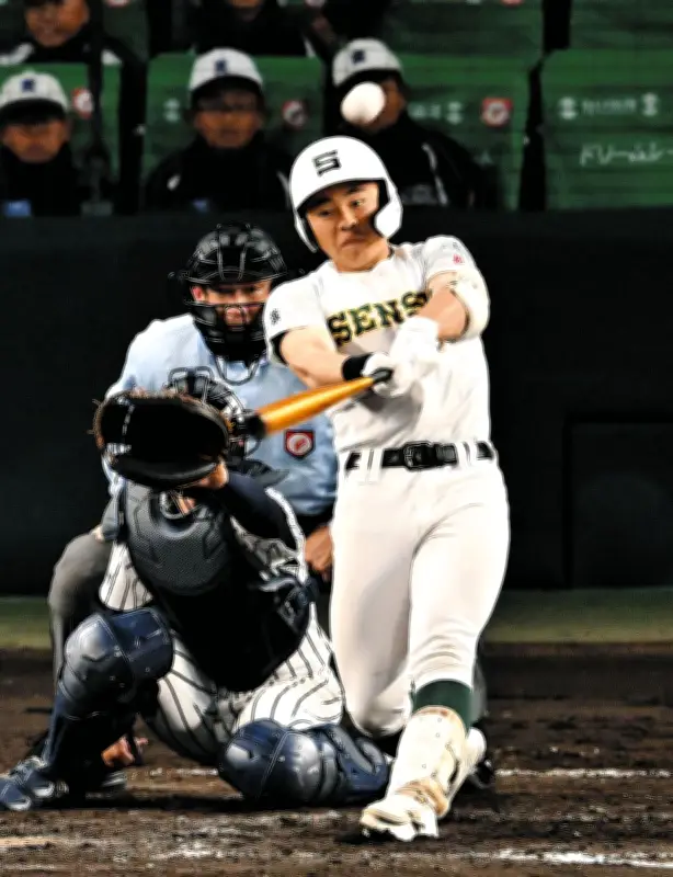 センバツ甲子園で専大松戸・吉田颯人選手がDHで劇的3ラン、逆転の一打に歓声