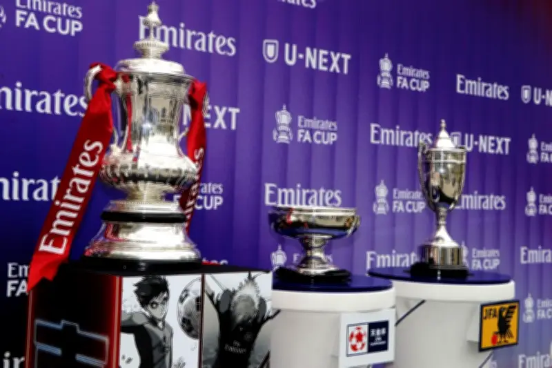 世界最古のFAカップ優勝トロフィーが東京ドームに展示、巨人・岸田主将が感激