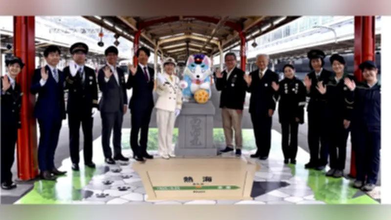 JR熱海駅に新キャラ「あたゆ丸」モニュメント登場、開業101周年を記念