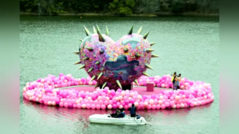 増田セバスチャン「KAWAII TOPIA」展が飯能市で開催、巨大ハート島も登場