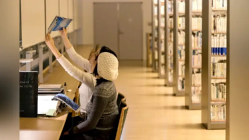 図書館で展開されるアートパフォーマンス「MANUAL」、山口市で参加者が本の奥深さを体感