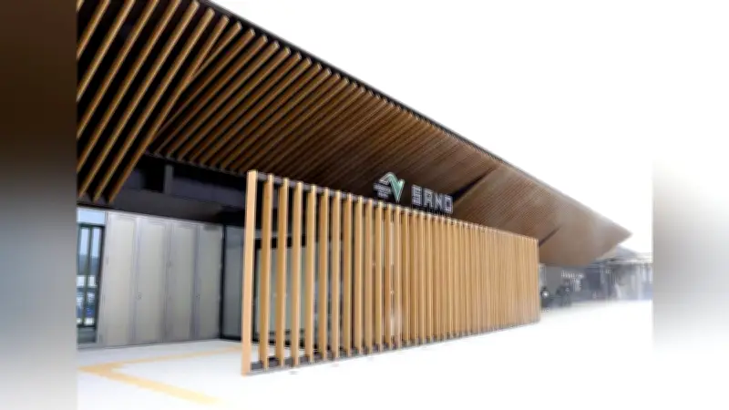 東北道佐野SAが隈研吾氏監修でリニューアル、木目調アルミ屋根で地域特産を演出