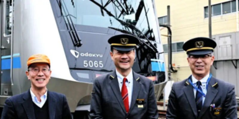 小田急「白いロマンスカー」VSE50000形、引退後も愛され続ける 神奈川・海老名で展示開始