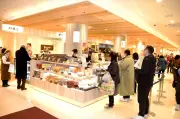 福島駅エスパル、土産物エリアが13年ぶりリニューアル 新規10店舗で初日から賑わい
