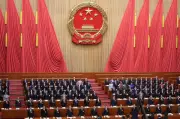 中国、2026年GDP成長率目標を「4.5～5.0％」に引き下げ 全人代で李強首相が表明
