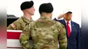 トランプ氏、イラン攻撃で戦死の米兵6人遺体出迎え 「USA」帽姿に批判噴出