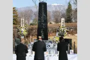 長野県消防防災ヘリ墜落事故から9年、松本市で追悼式開催 遺族ら59人が献花