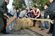 福島県伊達市で奇祭「つつこ引き祭り」開催 下帯姿の若衆が大綱引きで伝統継承