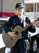 ギターポリス大宮巡査部長、音楽で市民と距離を縮め犯罪防止を呼びかけ