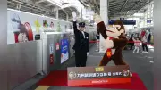 スーパーマリオ新幹線が鹿児島中央駅で出発式、駅長とドンキーコングが共演