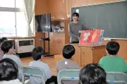 福島・郡山市の小学校で絵本読み聞かせ 歯磨きや薬の正しい知識を楽しく学ぶ