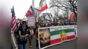 ワシントンでイラン系住民がトランプ氏を称賛する集会、「ハメネイ師は死んだ」と連呼