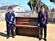 坂本龍一さんのピアノを自然に還す実験が広野町で始まる 風雨にさらされ変化する様子を公開