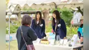 大阪女学院が芝生広場で地域交流マルシェ開催、卒業生も駄菓子屋で母校を盛り上げる