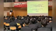 金沢大病院医師が手術支援ロボット「ダヴィンチ」の活躍を中学生に講演
