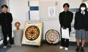 太田市役所にマンホールふた常設展示 市の花サルビアと松のデザイン、高校生が台座製作