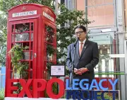 大阪・関西万博の英国電話ボックス、関西空港で展示開始　国際交流のシンボルに