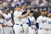 大谷翔平、山本由伸、佐々木朗希が優勝リングを笑顔で受け取る　ドジャース２連覇記念セレモニー