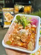 キッチンカー「Bell Kitchen」、家族の絆が生んだ旨辛温玉ベル丼の物語