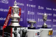 FAカップ優勝トロフィーが来日、歴史的銀製カップと天皇杯が初共演