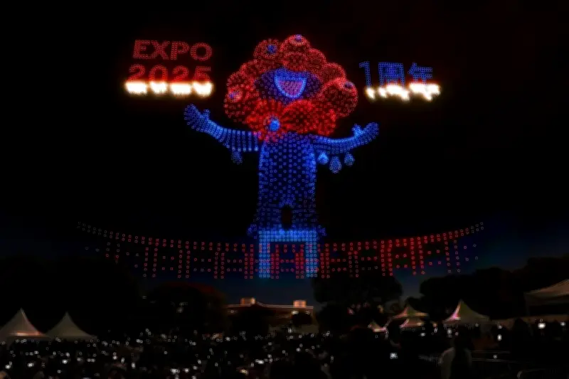 万博1周年で夜空に輝くミャクミャク 3000機のドローンが壮大なショーを披露