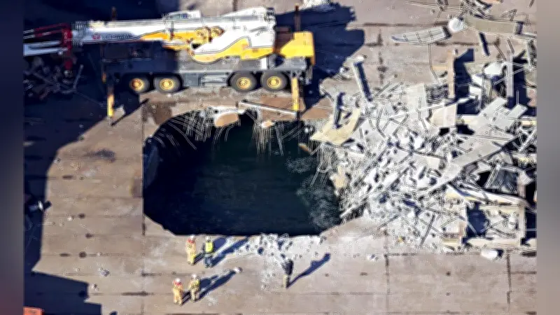 川崎・製鉄所でクレーン解体事故、作業員1人行方不明の捜索再開 重さ500トンの重り落下で足場崩落