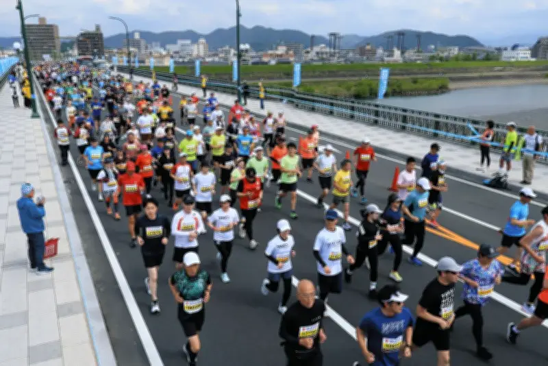 ぎふ清流ハーフマラソン、長良川沿い1万人が疾走 優勝はケニア選手