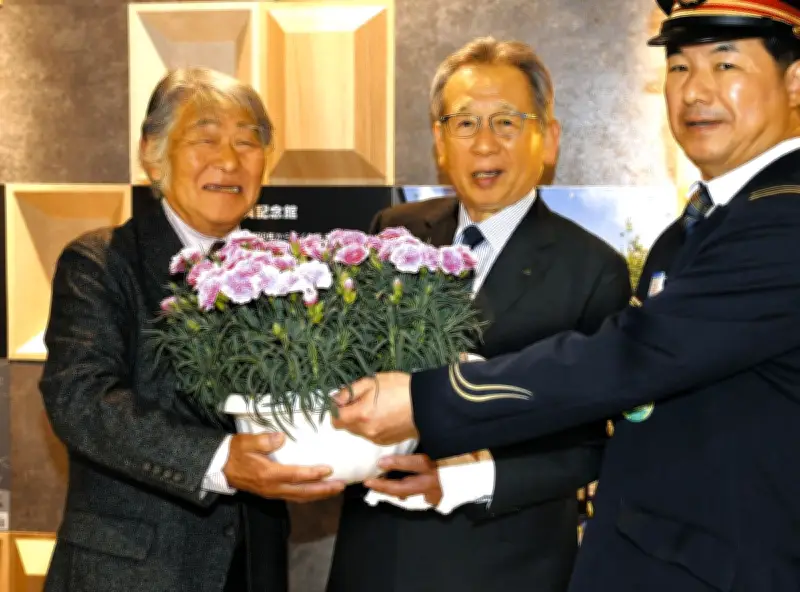 京成線市川真間駅が「市川ママ駅」に カーネーション100鉢を贈呈
