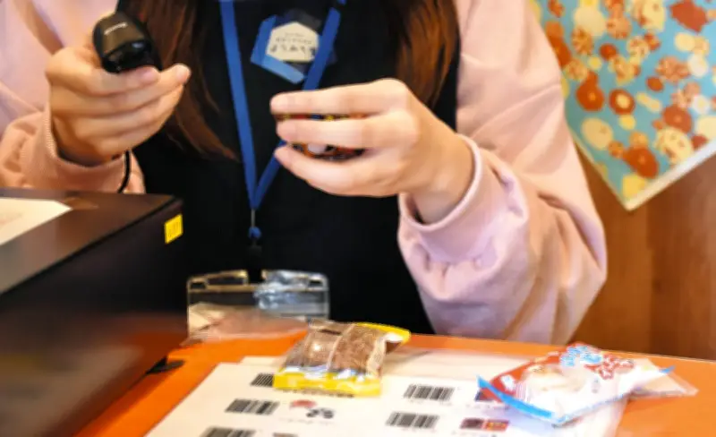 15分だけの「仕事」から、ひきこもりだった16歳女性が社会へ一歩 江戸川区の駄菓子屋で