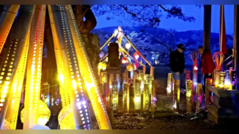 佐賀県基山町の若宮八幡神社、竹灯籠160本が幻想的な光の世界を演出