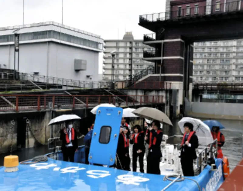 江戸川区の新入職員189人が入区式 水門見学と桜撮影で絆を深める