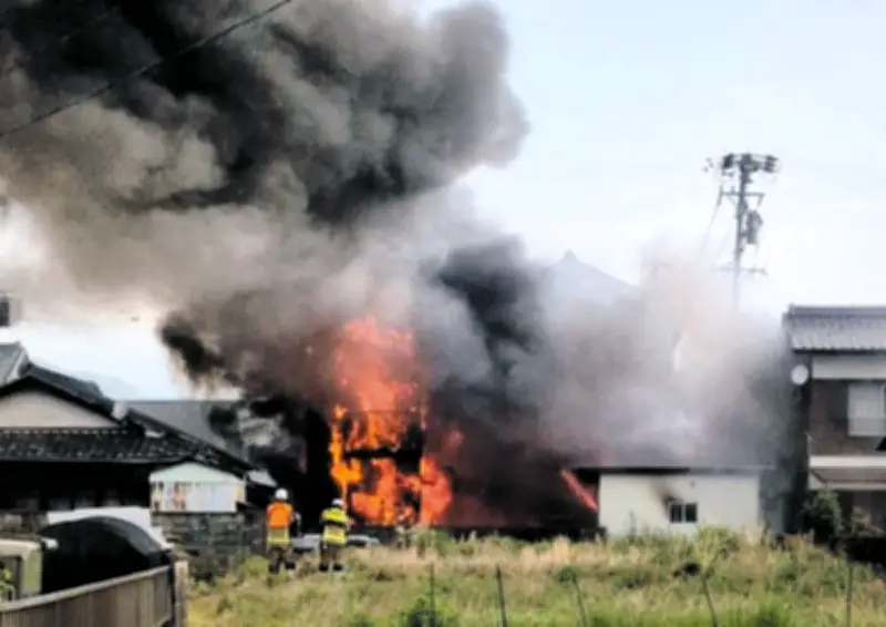 三重県亀山市の民家で早朝火災、女性2人の安否不明　消火活動続く
