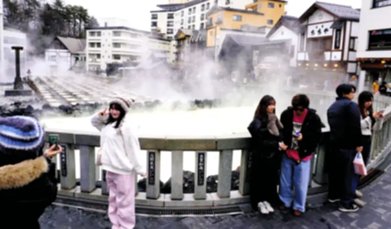 草津町の観光客、2025年度に405万人突破 SNS戦略で若者人気定着