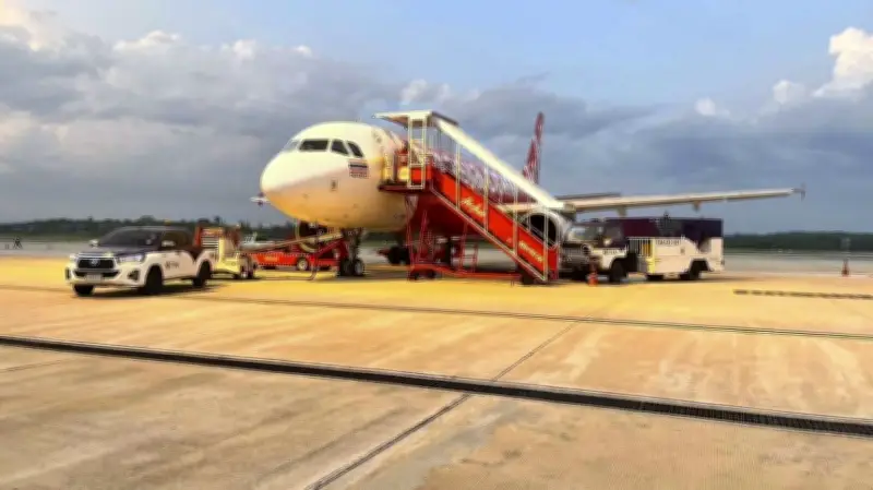 タイ航空機内で「爆弾ある」と軽口、カップル逮捕　出発4時間遅延