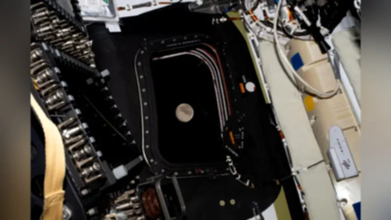 オリオン宇宙船、月の裏側飛行開始 地球から40万6000km超の最遠距離へ