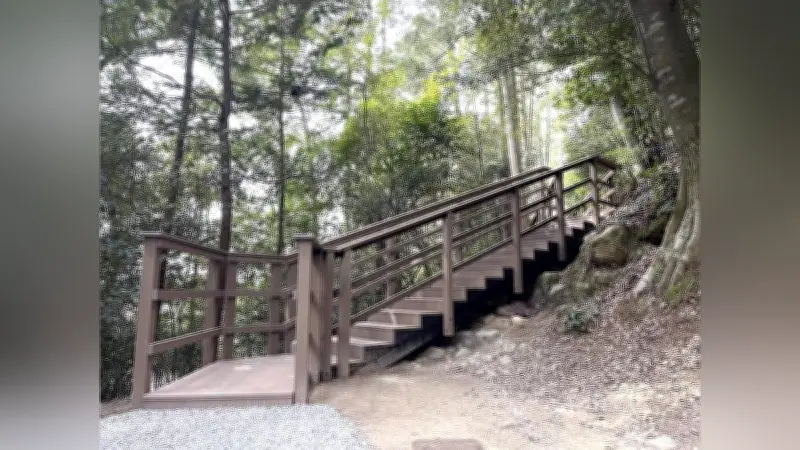 安土城築城450年、見学路に階段とロープ柵を設置 安全な散策環境を整備