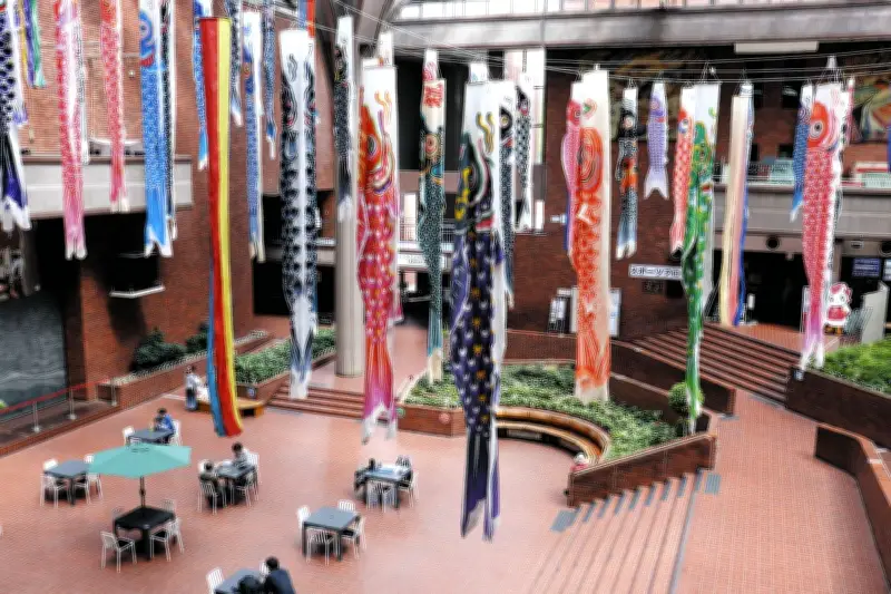 川崎市民プラザ、来春閉館でこいのぼり展示は今年見納め 50匹が彩る