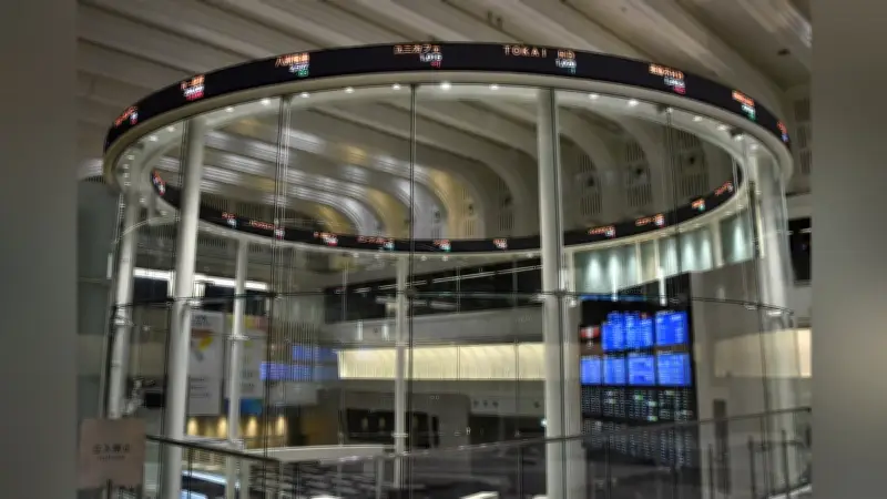 日経平均株価、一時500円超上昇で5万4200円台を維持